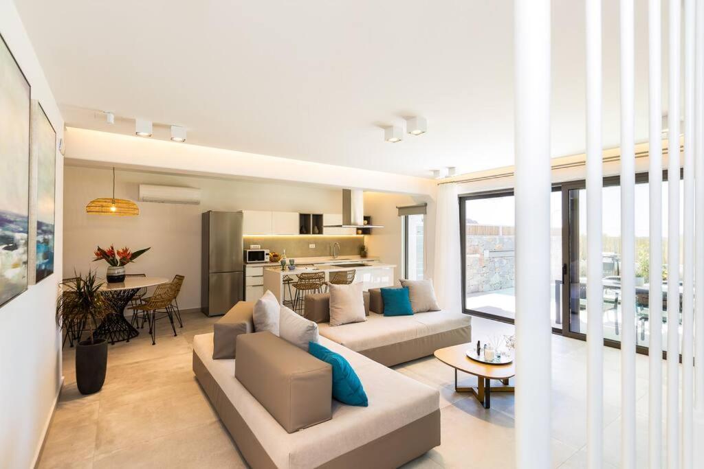 Daphne-naiades/ 2 Bedrooms,luxury,beachfront