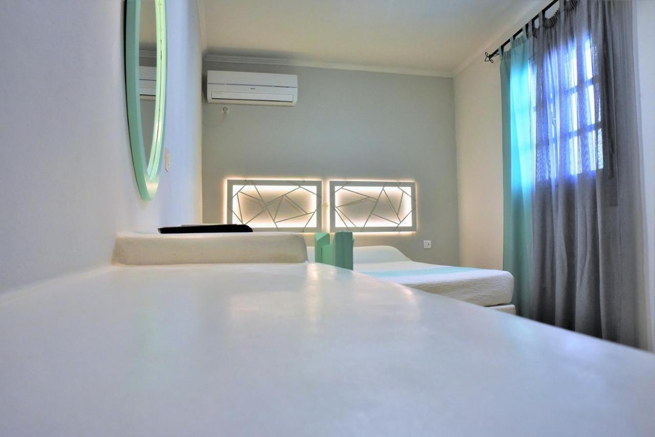 Avra Milos 2*