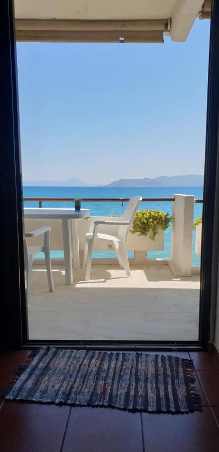 Stunning Beachfront Stratos Apartment Nerantza