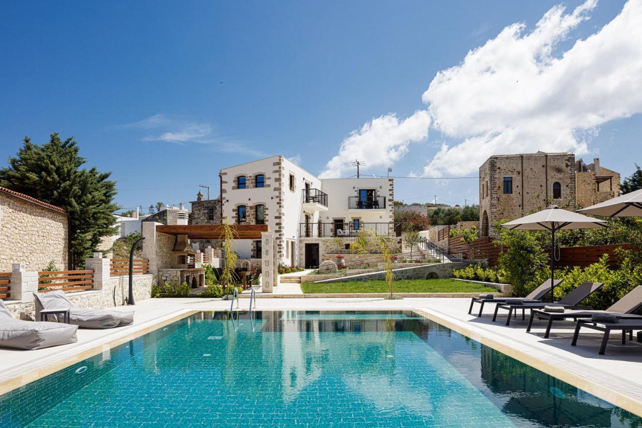 New Luxurious With Stunning Pool,views &bbq! Villa *