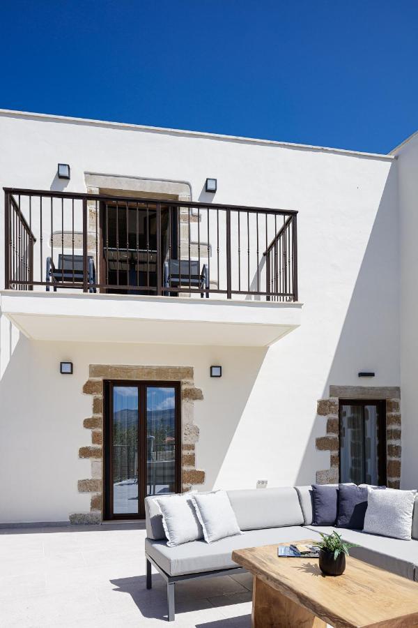 New Luxurious With Stunning Pool,views &bbq!
