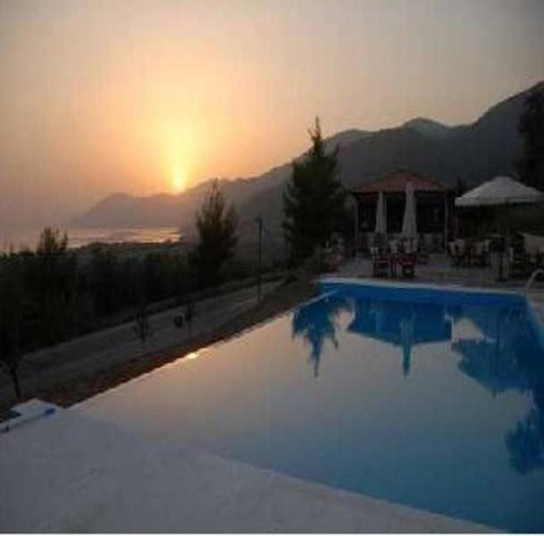 Yades Hotel *