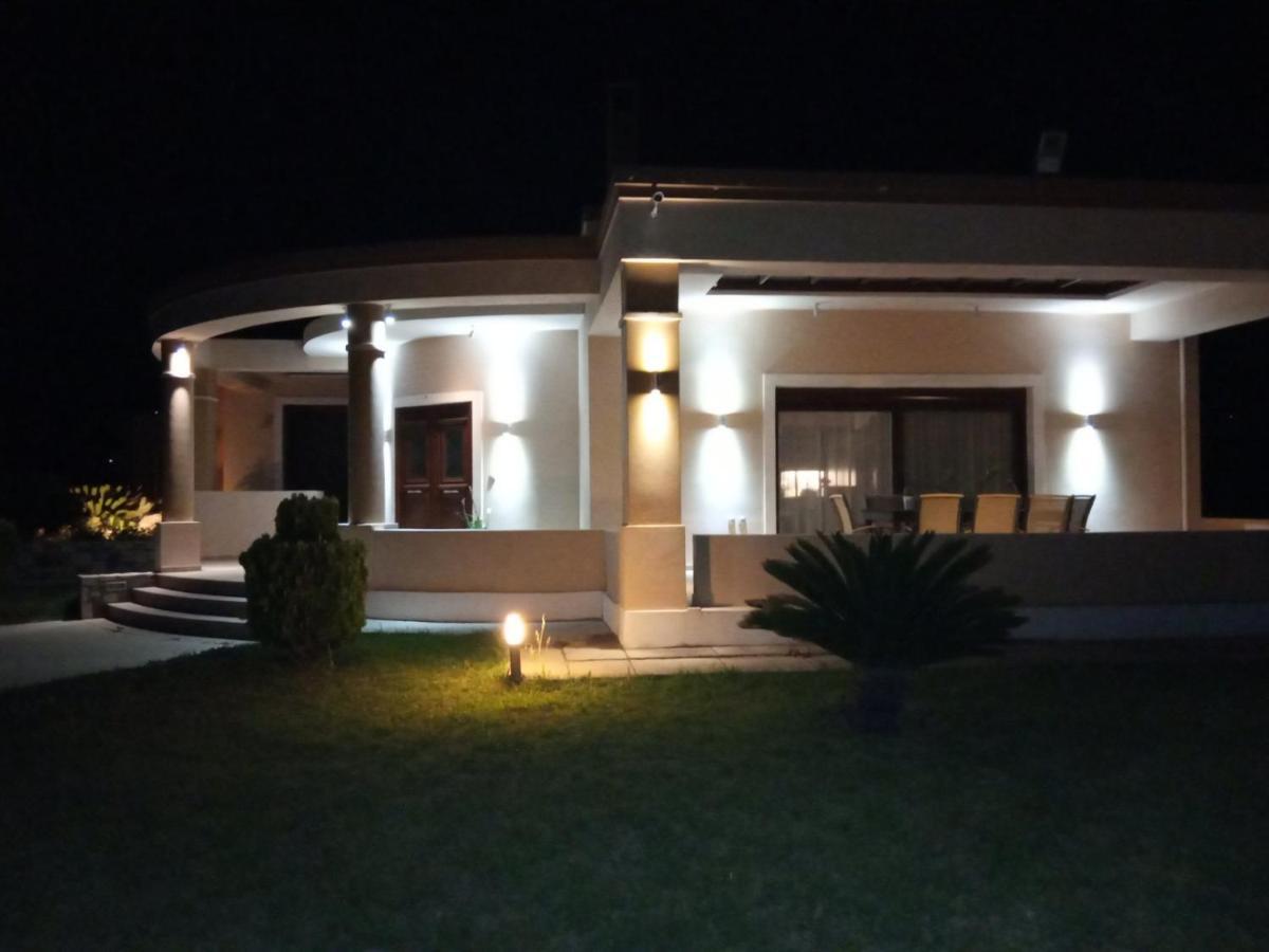 - Family Comfort With Large Garden, Jacuzzi Villa Kos Town