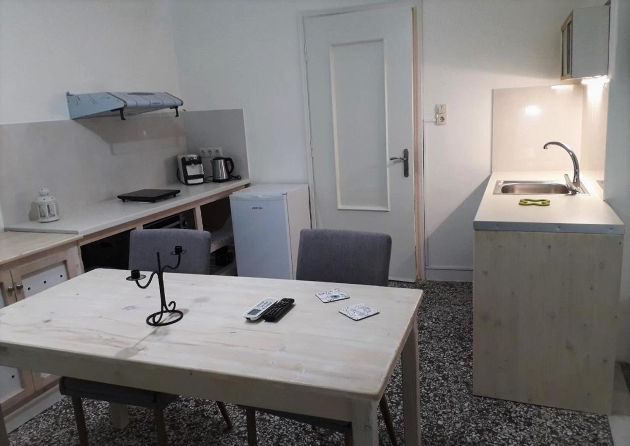 Stylish Studios Apartment Moirai