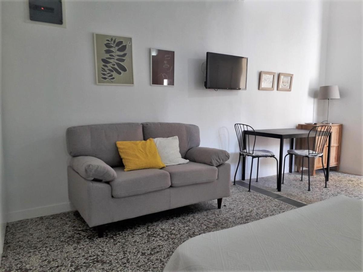 Apartment Stylish Studios Moirai