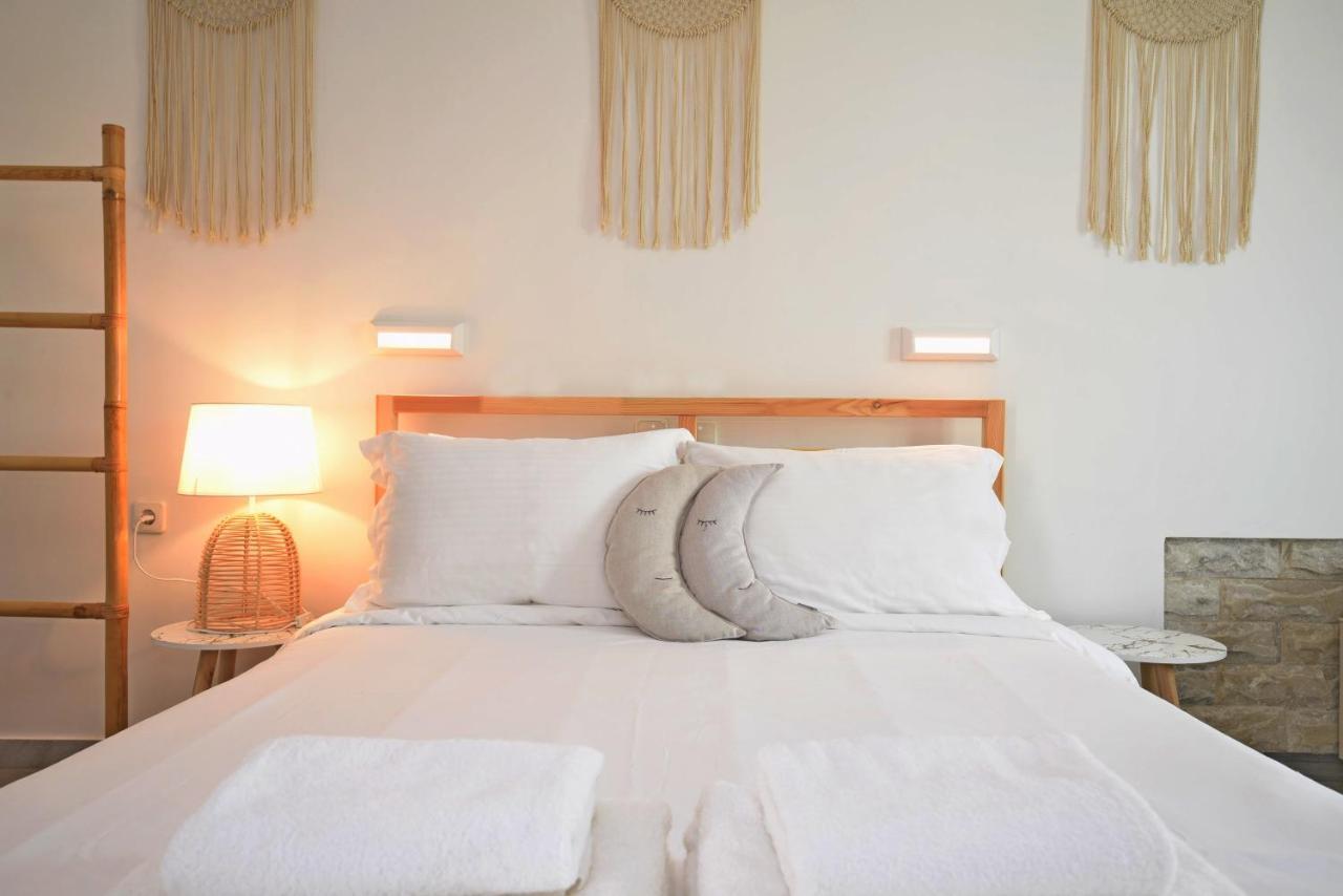 Adonis & Hotel Naousa (Paros)