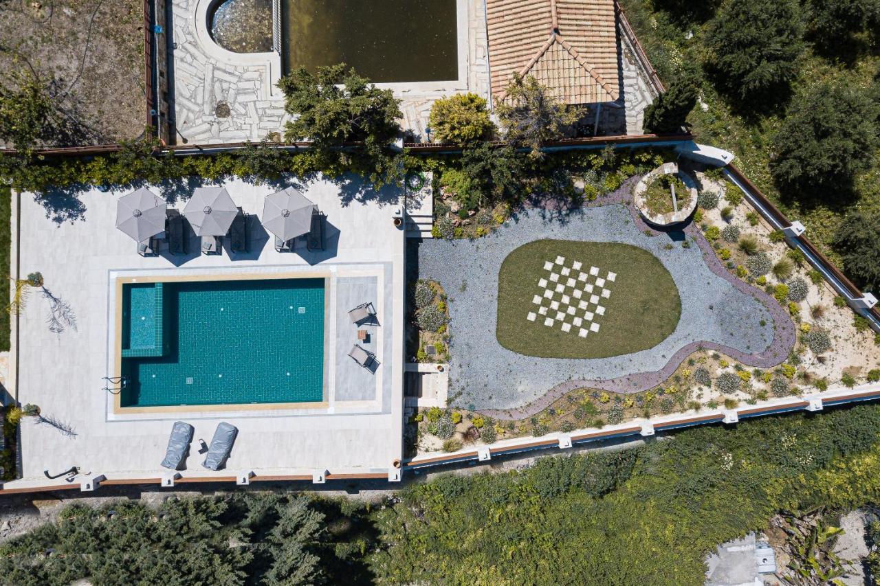 New Luxurious With Stunning Pool,views &bbq! Villa