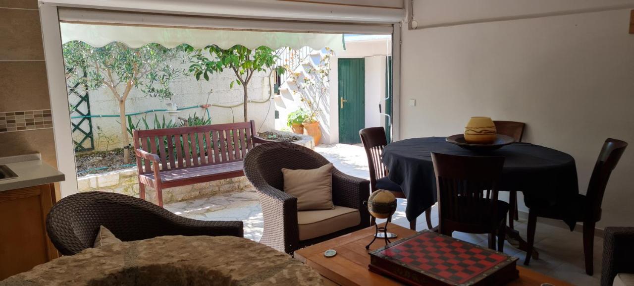 Byron House Apartment Kionion