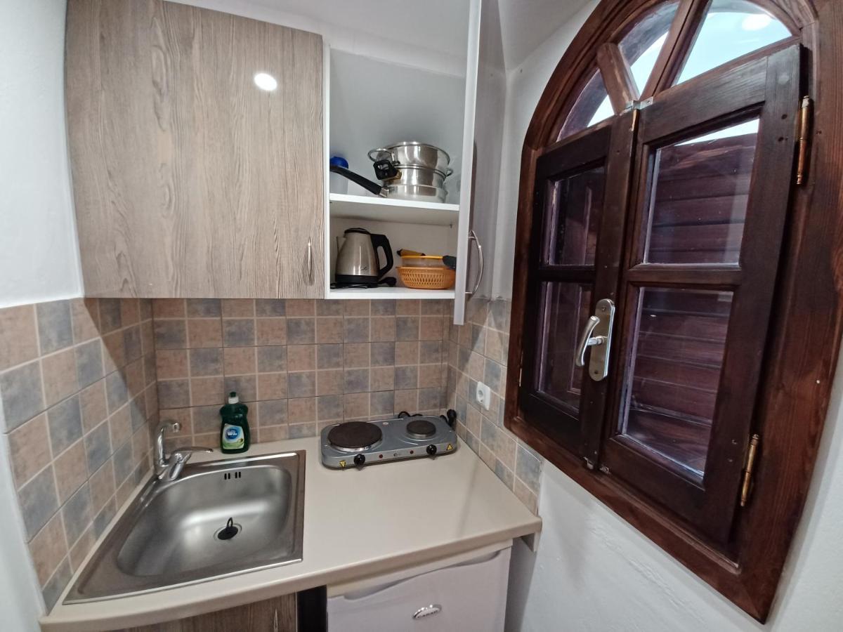 Evelina Pension: Diverse Near Black Perissa (Santorini)