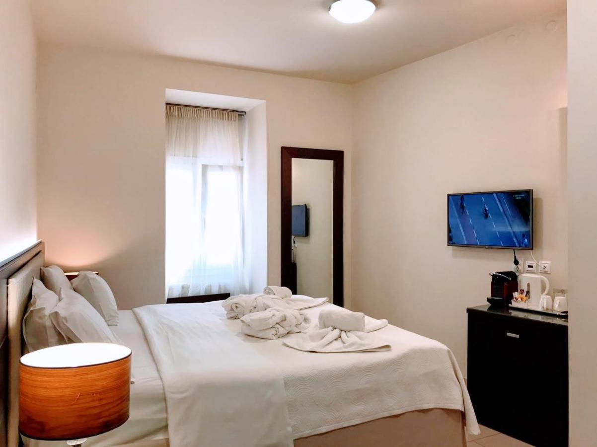 The Manessi Boutique 3*