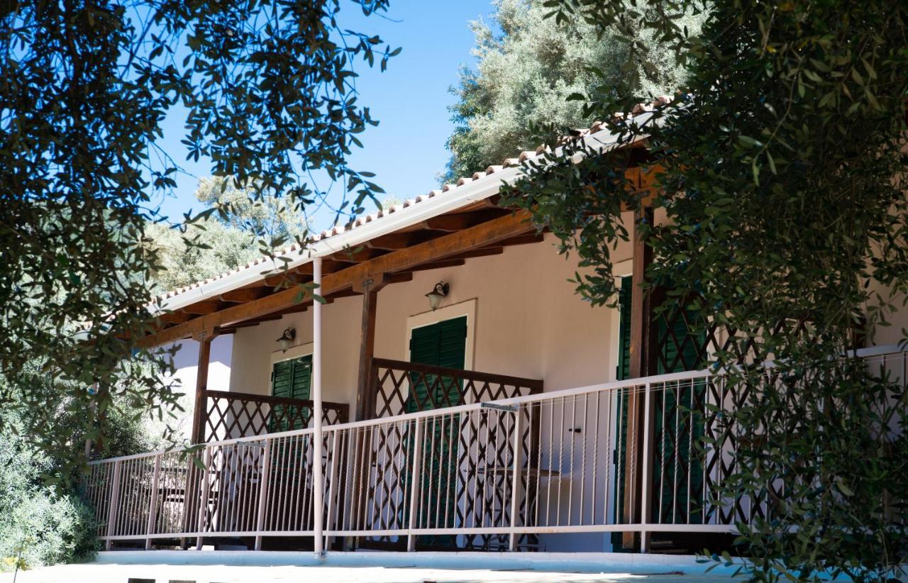 Welcome In * Mikros Gialos