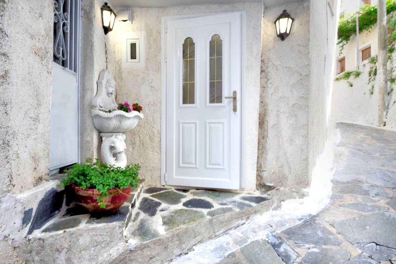 παραδοσιακό σπίτι στο χωριο Apartment Agioi Deka (Corfu)