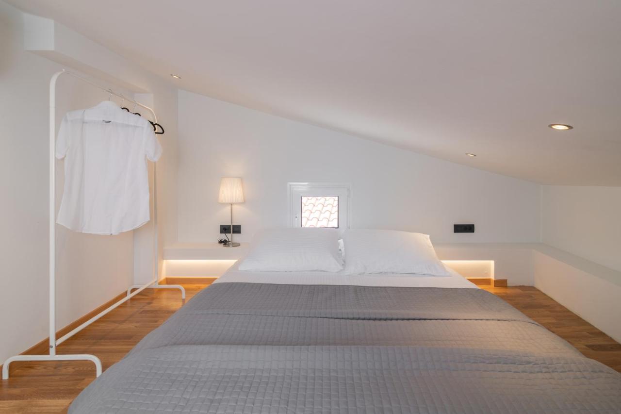 Apartment Minimal Loft With Sea View Over Harbor!