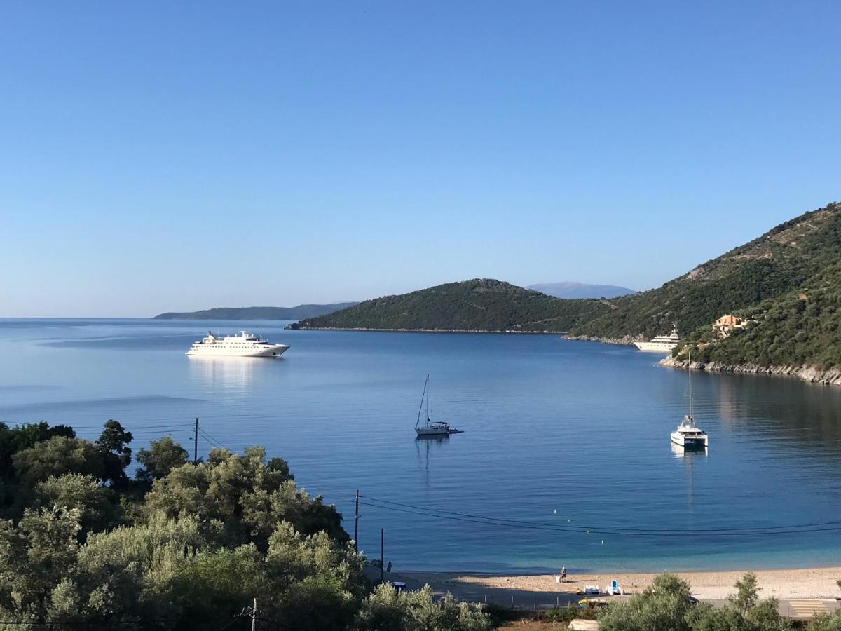 Welcome In * Mikros Gialos