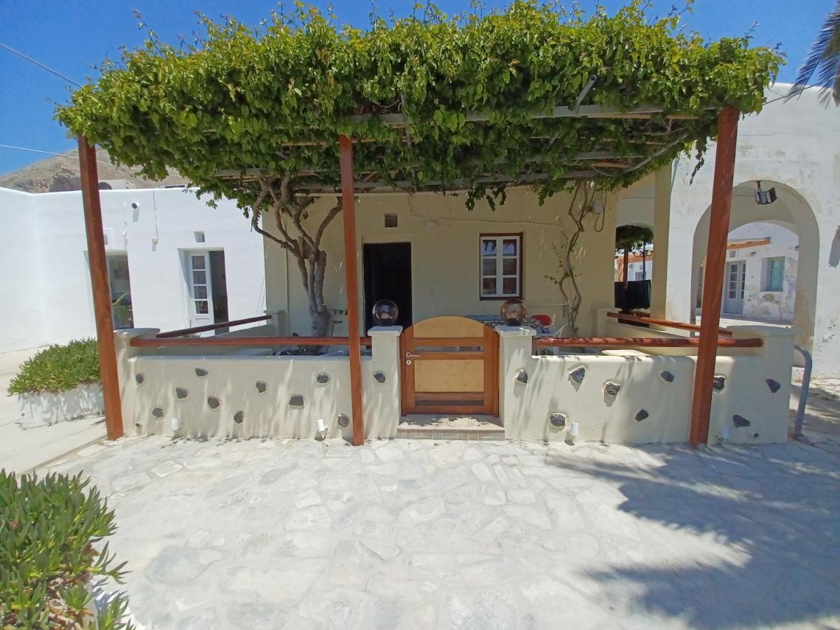 Evelina Pension: Diverse Near Black Perissa (Santorini)