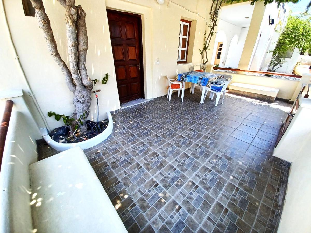 Evelina Pension: Diverse Near Black * Perissa (Santorini)