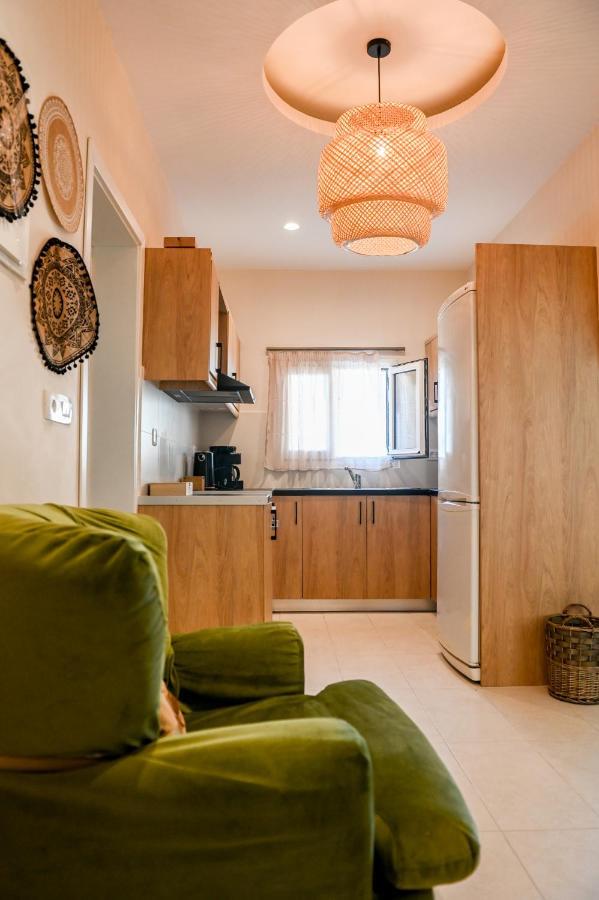 By Georgia Apartment Fira (Santorini)