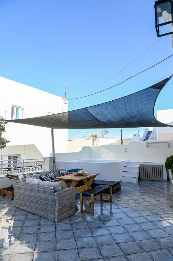 By Georgia Apartment Fira (Santorini)
