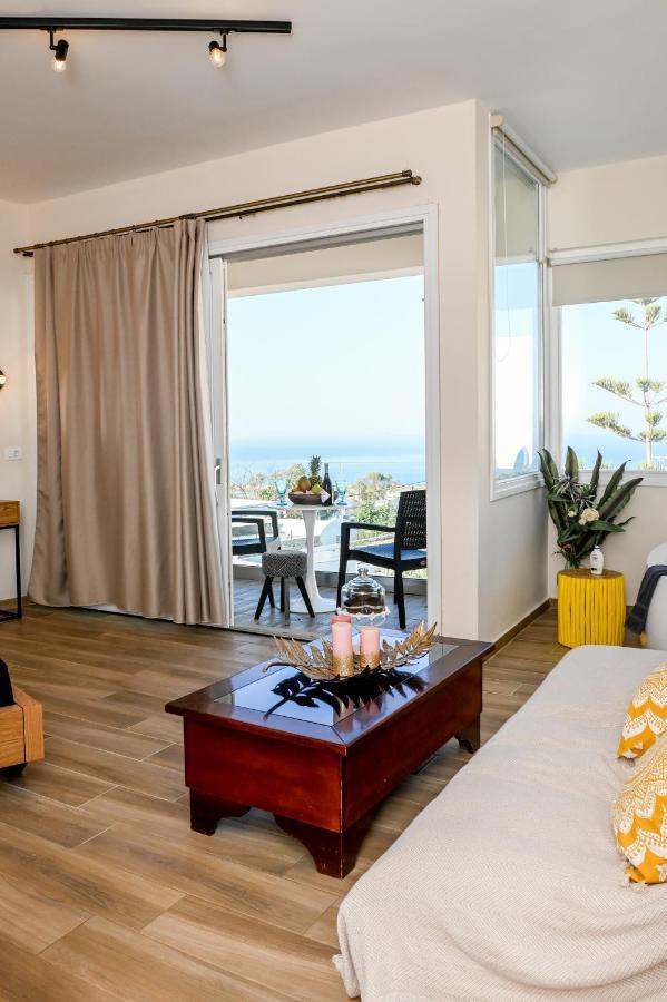 By Georgia Apartment *