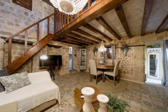 George & Alexandra'S Apartments *