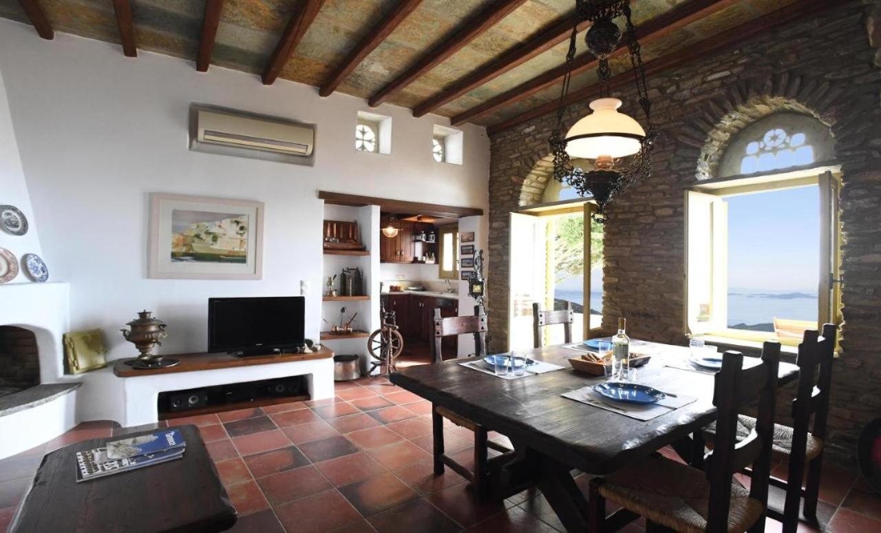 Theassis Apartment *