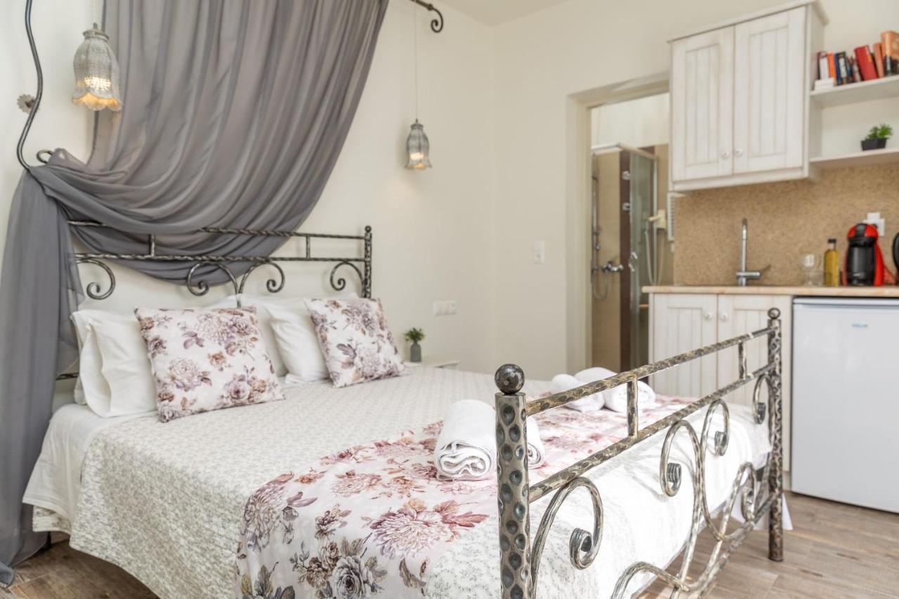 Naxos Petite 3*