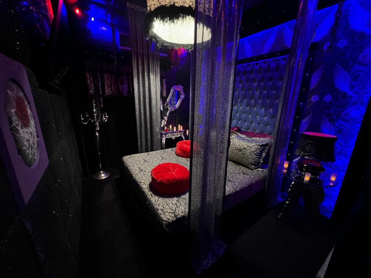 Priamos Erato Love hotel