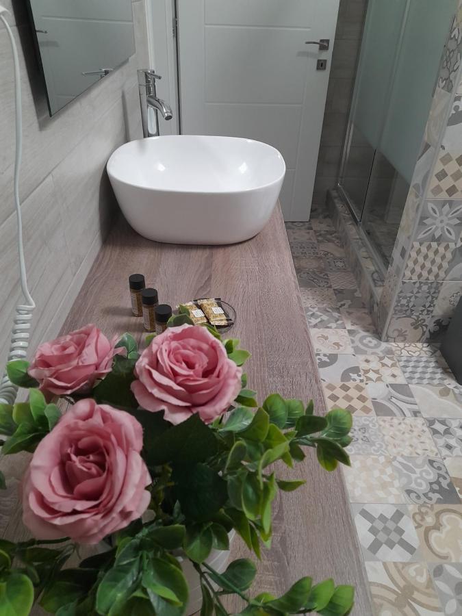 Alisachni Apartment Kini