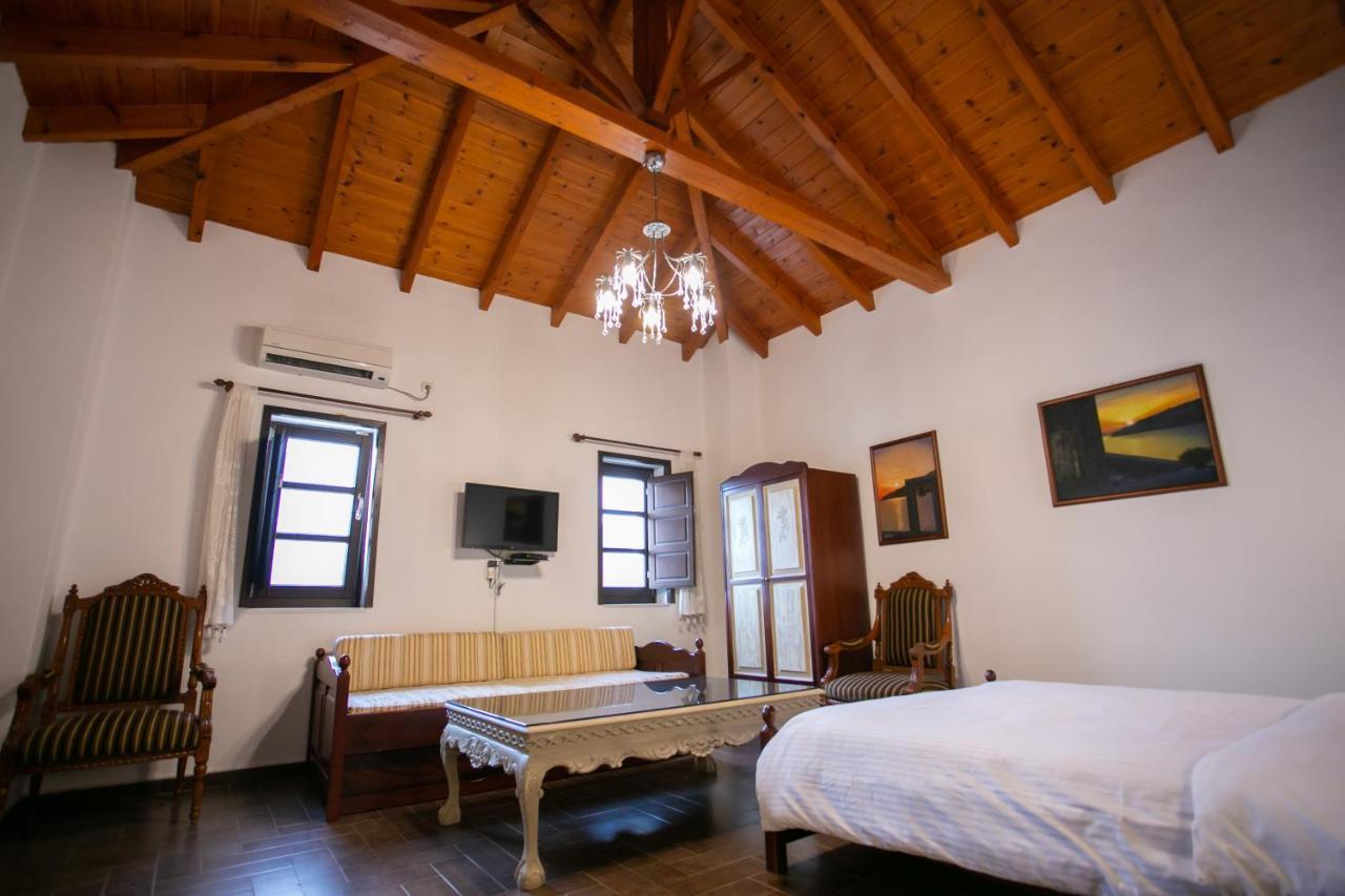 Traditional Plagiaki Apartment Neo Oitilo