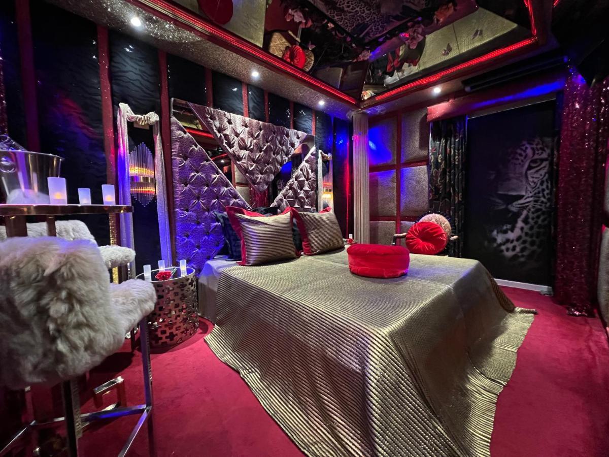 Priamos Erato Love hotel