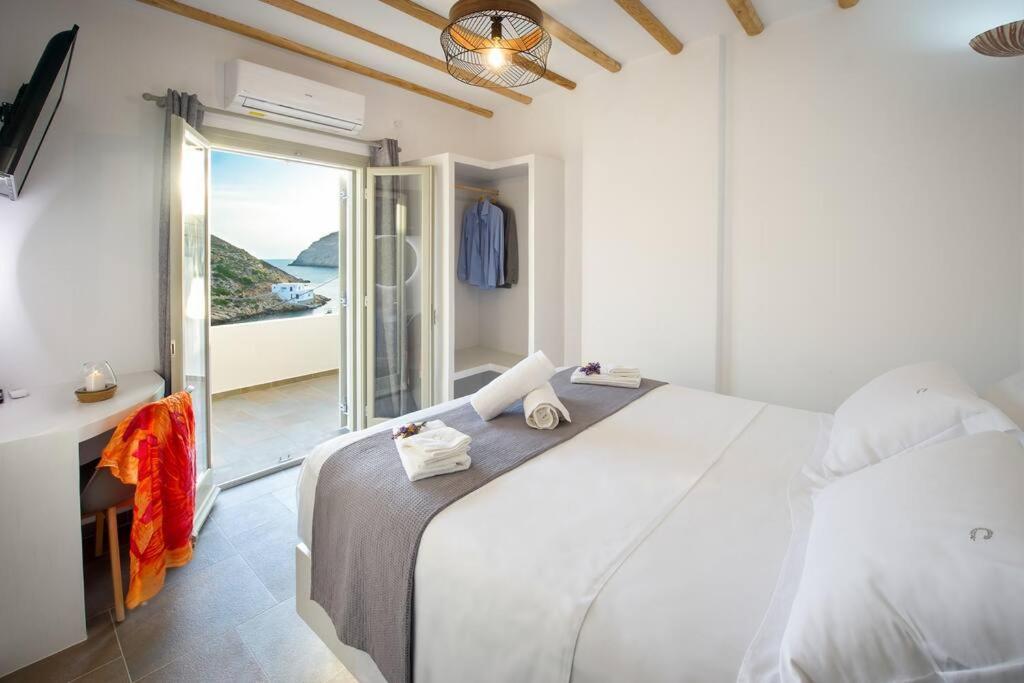 Droufakos' - Beachfront Lux 2bd Apt. W. Views Apartment