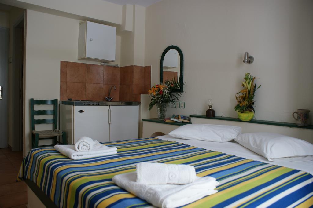 Jason & 3* Naxos City