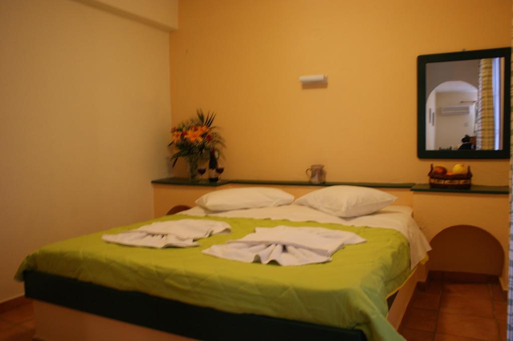 Jason & 3* Naxos City