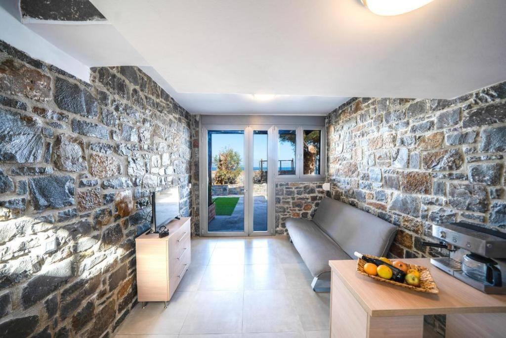 Terrazeus - Stone House Beachfront 2 Apartment *