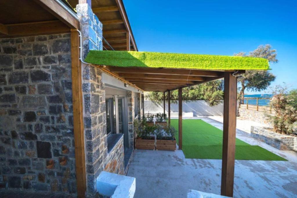 Terrazeus - Stone House Beachfront 2 *