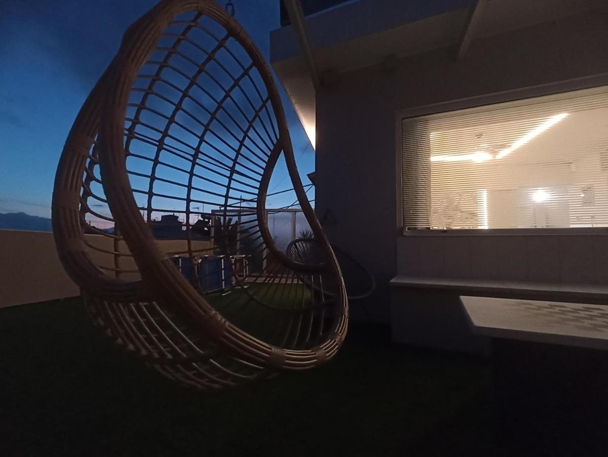 Tiny Penthouse, Big Terrace Apartment *