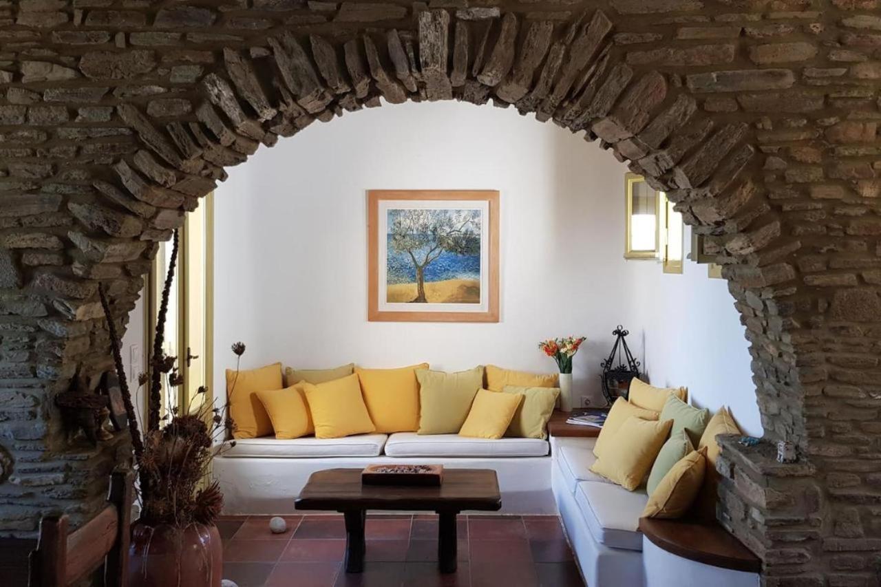 Theassis Apartment