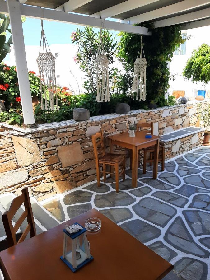 George's Place Chora (Ios)