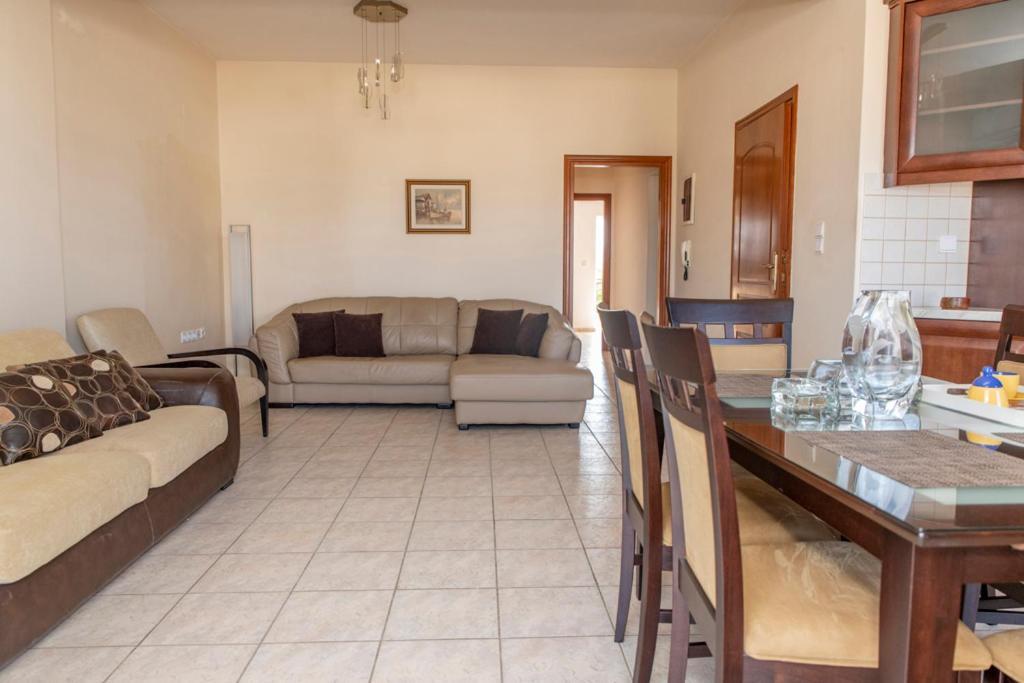 Timbaki'theodosia't Brothers Apartment *