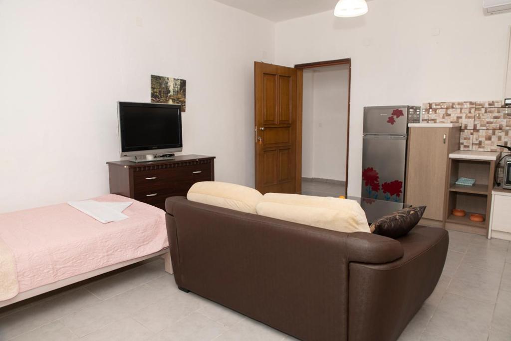 Timbaki'theodosia't Brothers Apartment *