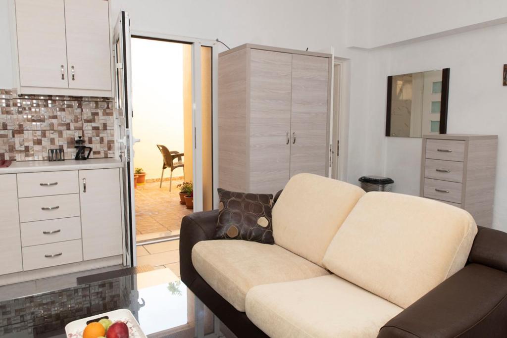 Timbaki'theodosia't Brothers Apartment *