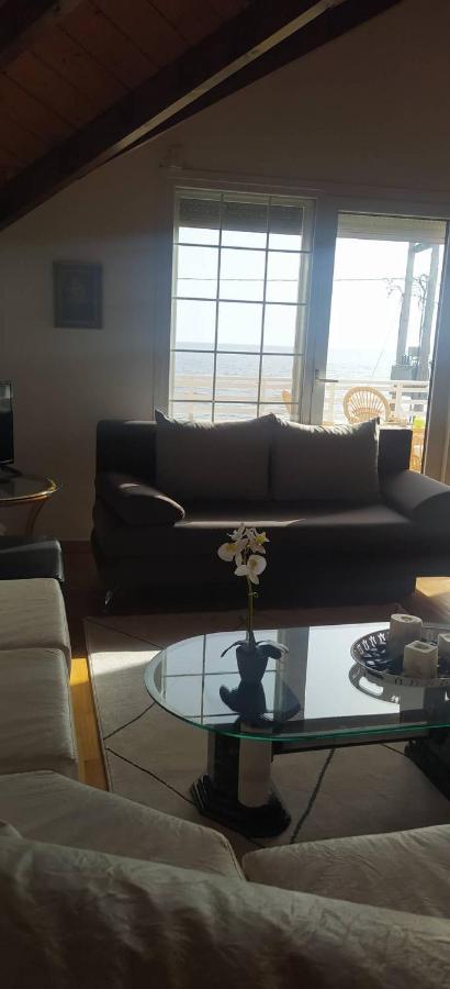 Apartment In Front Of The Sea