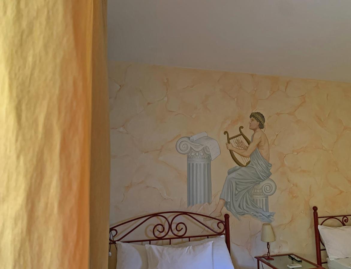 Akrotiri Rooms *