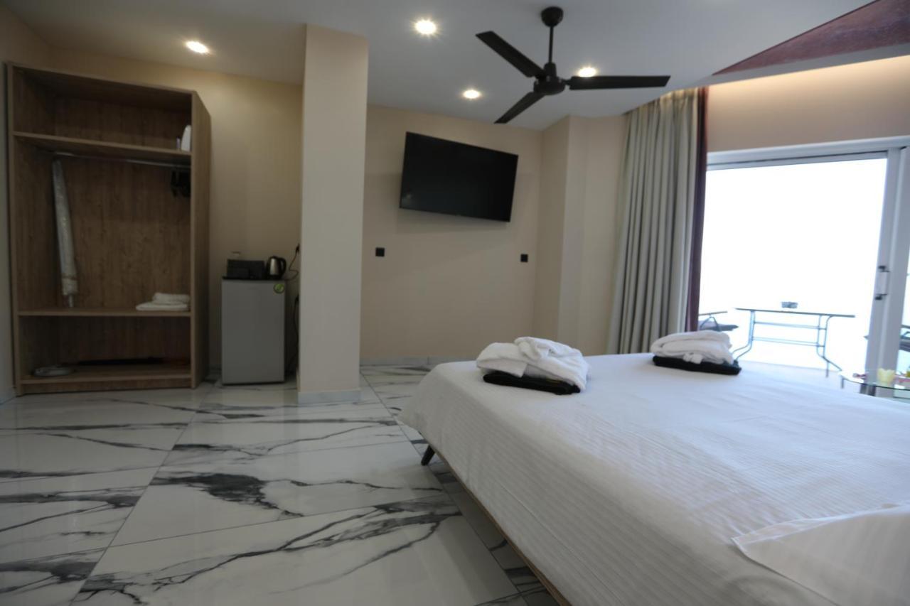 Golden Fox Studios And Suites *