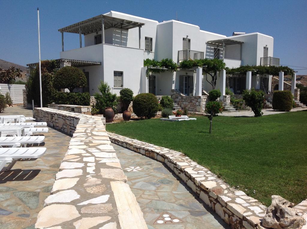 Elizabeth Chrisi Akti (Paros)
