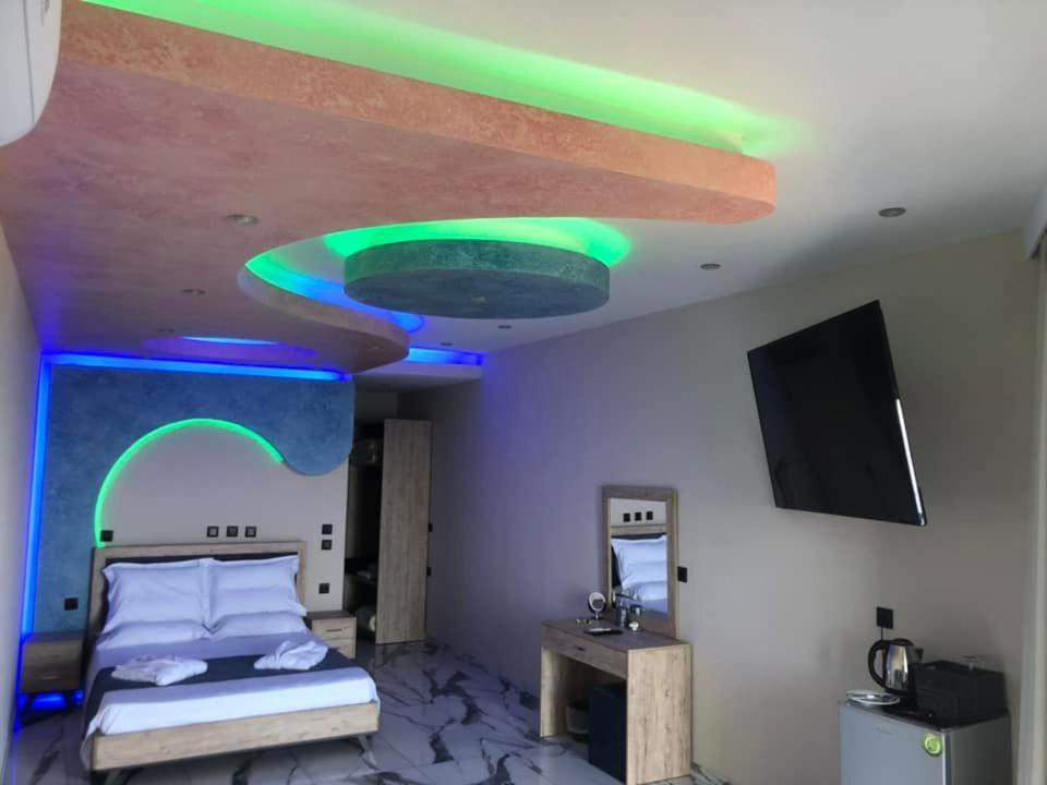 Golden Fox Studios And Suites Apartment