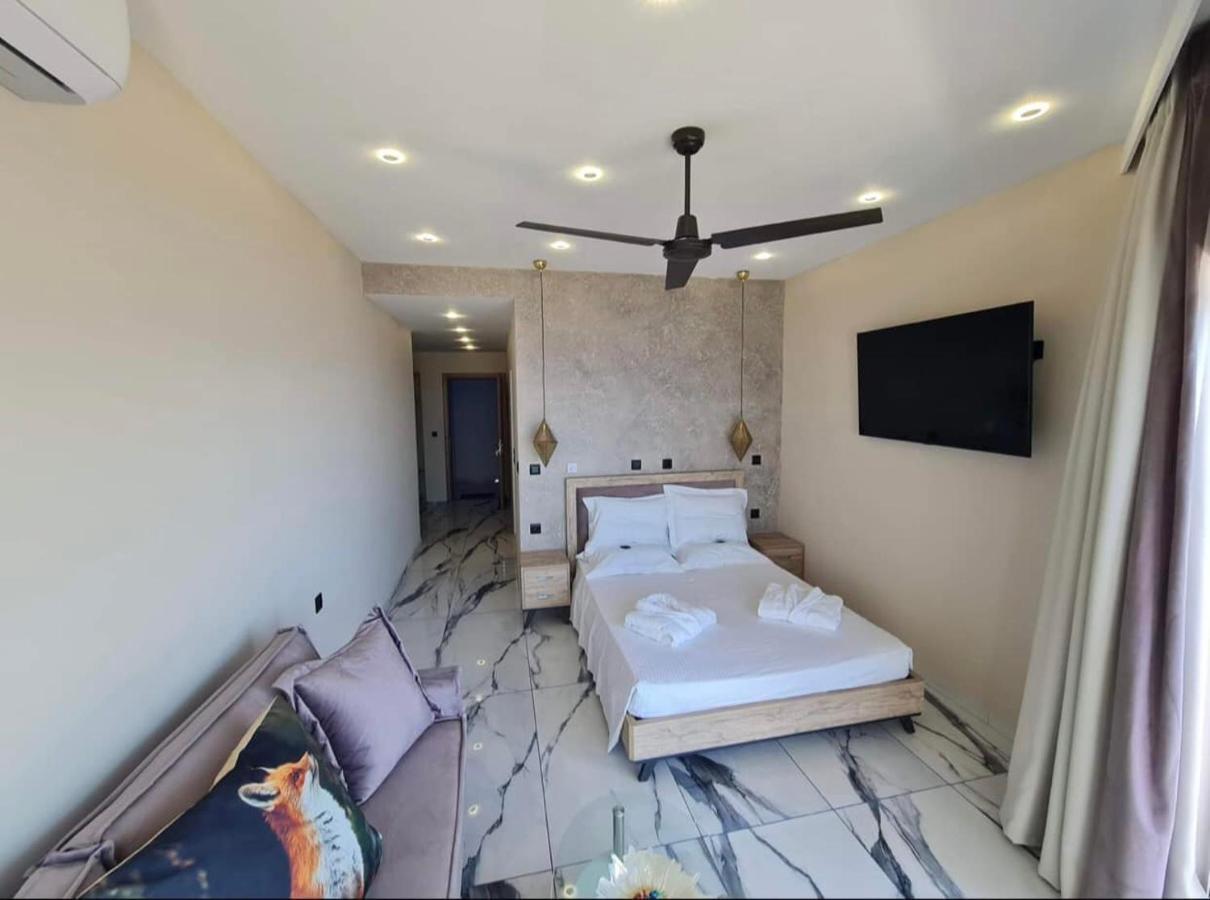 Golden Fox Studios And Suites *