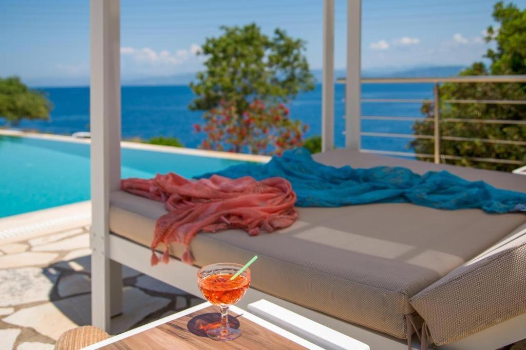 Sea View With Pool Apartment *