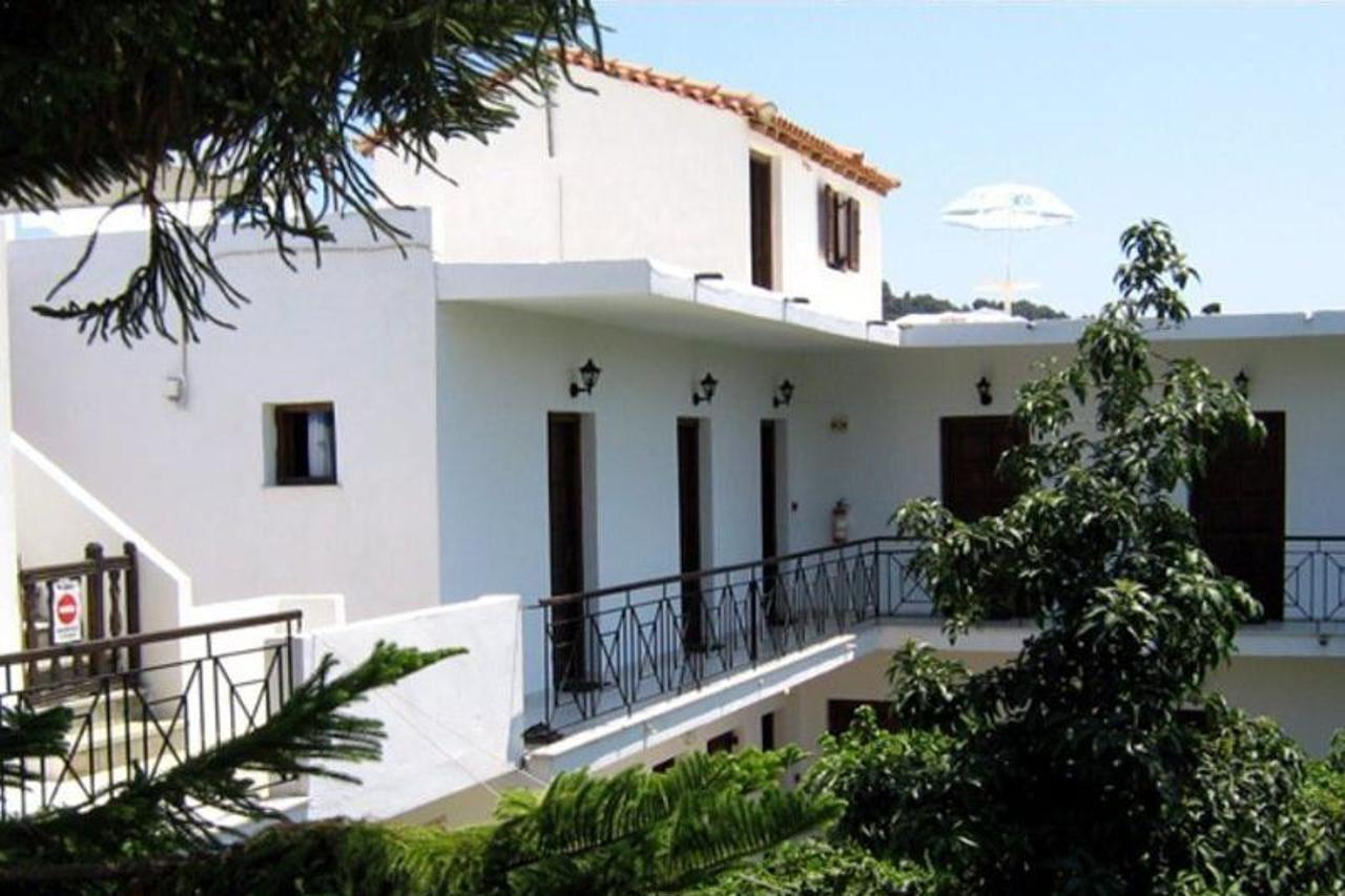 Aparthotel Manolas