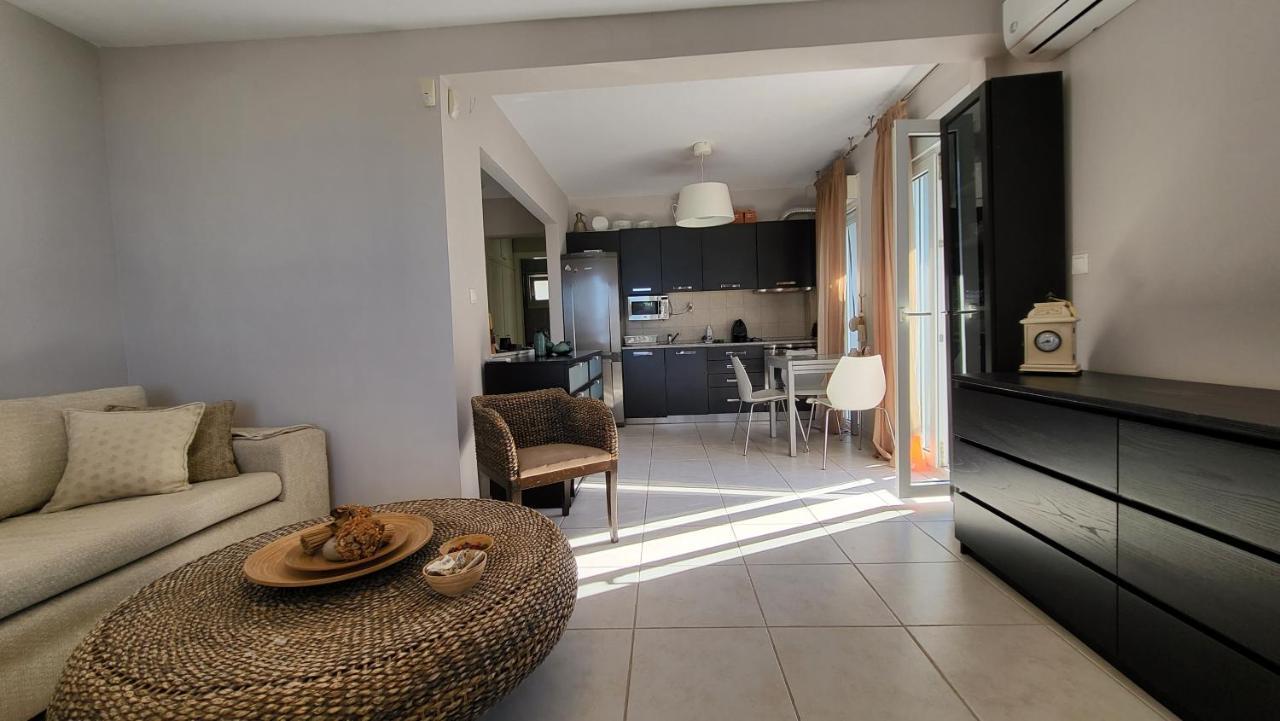 Evita Maisonette, Elegant Beachfront Apt, Polychrono